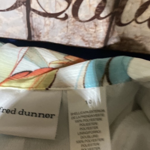 Alfred Dunner short sleeve lined floral button up blouse, Size 10, beige & blue - Picture 13 of 17